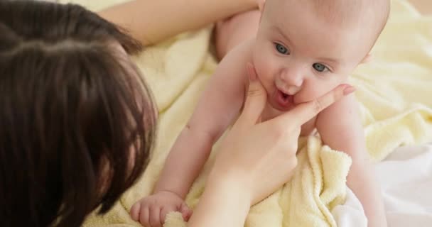 Jonge vrouw spelen met zijn baby meisje. — Stockvideo