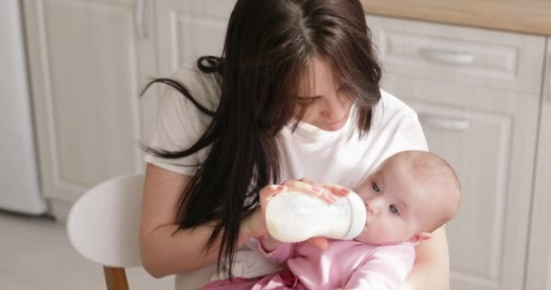 Mujer alimentando al recién nacido con fórmula en un biberón — Vídeos de Stock