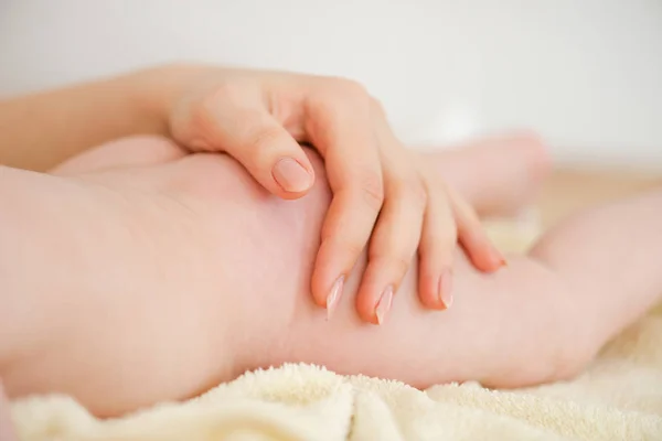 Close-up of hand on baby skin butt. — Stockfoto