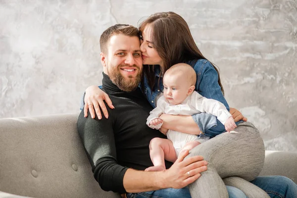 Familie fericită cu bebeluș stai pe canapea — Fotografie, imagine de stoc