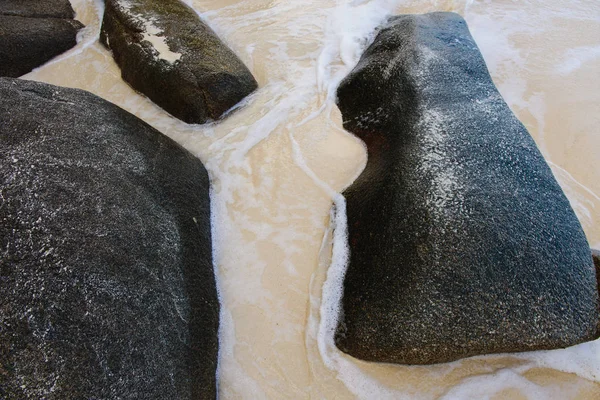 Вода течет сквозь гладкие камни. — стоковое фото