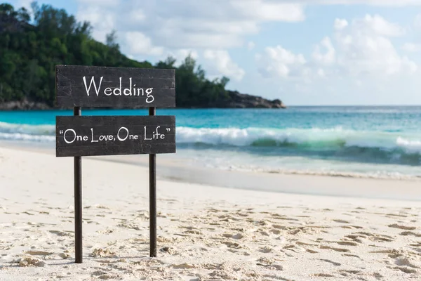 Černá Dřevěná deska se svatebním znaménkem na pláži — Stock fotografie