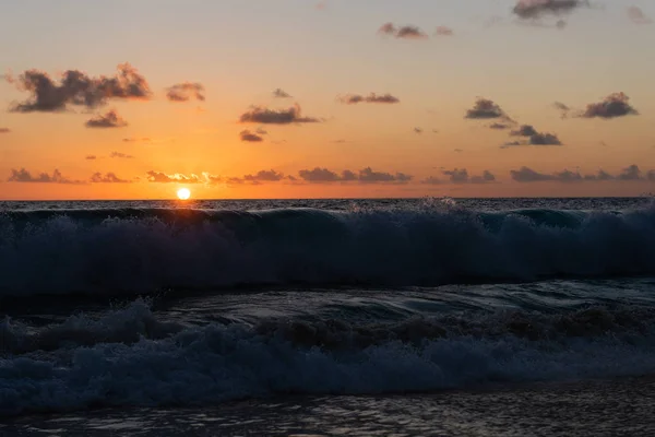 Paisagem do pôr do sol no oceano indiano no crepúsculo — Fotografia de Stock