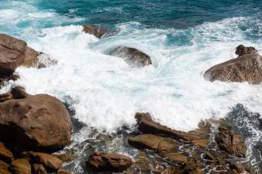 Kayalar ile kıyıya yakın büyük okyanus sıçrama