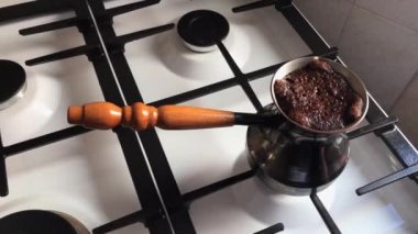 Gaz sobasında Türk kahve pişirme.
