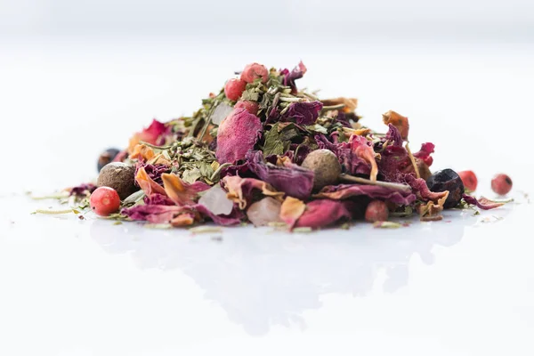 Close-up de especiarias italianas mistura com rosa — Fotografia de Stock