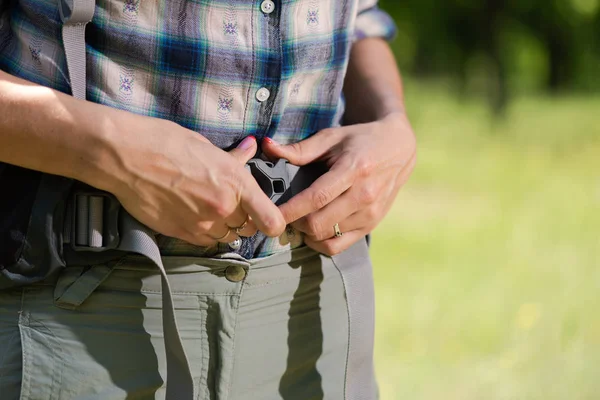 Kvinnliga händer fixa faxtex på midjan ryggsäck — Stockfoto