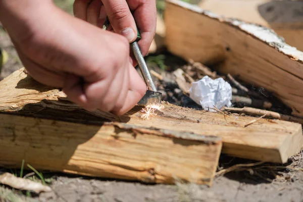 Bir çift el ateşle flint ve çelik yapma