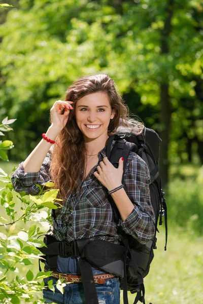 Porträtt av leende flicka turist med ryggsäck — Stockfoto