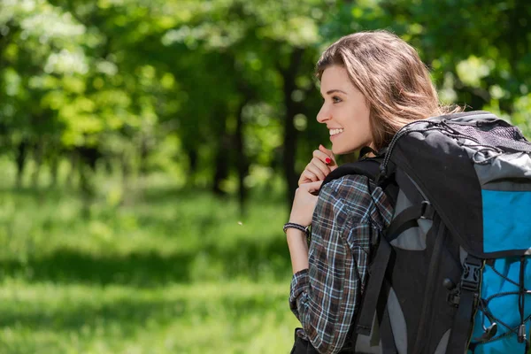 Back View av turist flicka med ryggsäck — Stockfoto