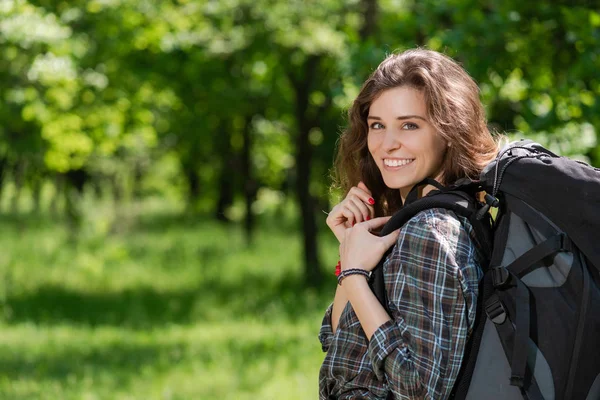 Happy Tourist Camper flicka med ryggsäck utomhus — Stockfoto