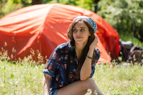 Portrait de fille touristique assis près de la tente — Photo