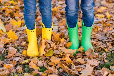 Kot pantolon ve parlak gumboots Çocuk ayaklar