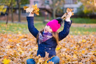 Sarı akçaağaç yaprakları ile oyuncu preteen kız