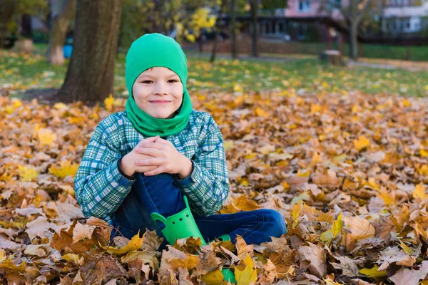 Glad leende pojke i höst kläder utomhus — Stockfoto