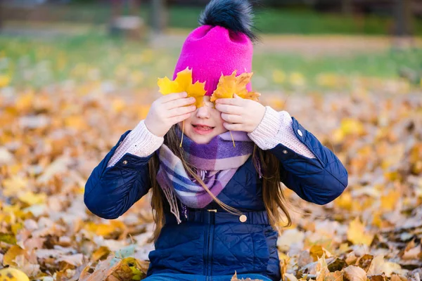 Girl Cover Face med gult lönnlöv — Stockfoto