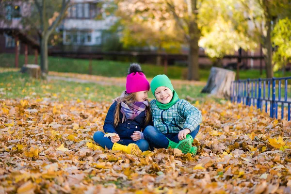 가을 공원에서 포옹하고 미소 짓는 프레텐 아이들 — 스톡 사진