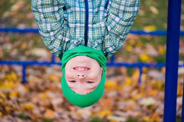 Portret szczęśliwego chłopca preteen do góry nogami — Zdjęcie stockowe