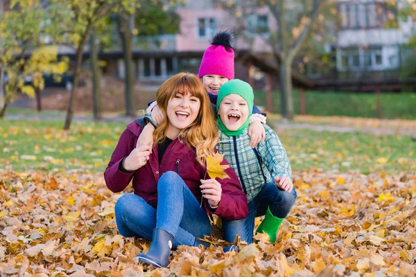 Lachende gelukkige familie met moeder en kinderen — Stockfoto