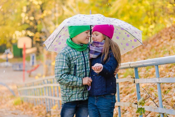 Preteen menino e menina andando no parque chuvoso — Fotografia de Stock
