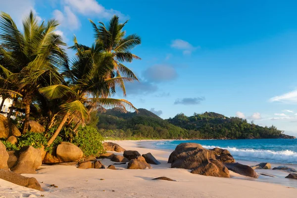 Paysage côtier des Seychelles avec vue sur l'océan Indien — Photo