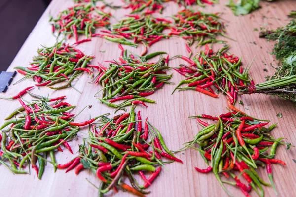 Trossen rode chili pepers aan tafel — Stockfoto