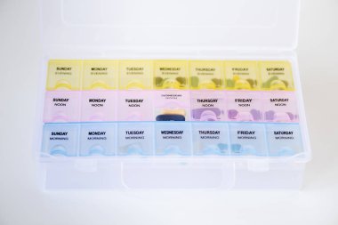 Beyaz arka planda hapları ile haftalık hap kutusu