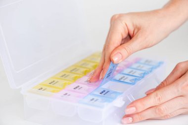 Kadın el bir hap Organizatör kutusu açma