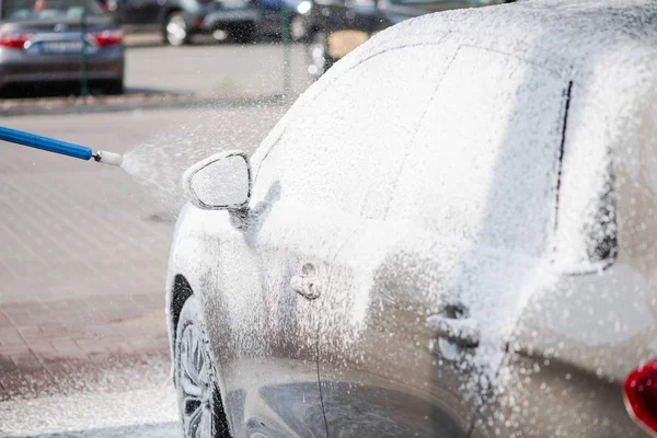 Mytí auta s mýdlem. Detailní záběr koncept. — Stock fotografie