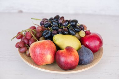 Ahşap plakalı taze, tatlı meyveler, yakın çekim.