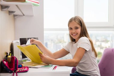 Okul kız kitap ve yazma ile ev ödevi çalışma