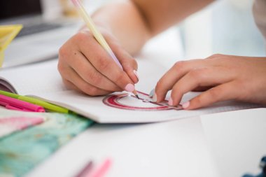 Okul kız elleri protractor ve kalem ile çizmek