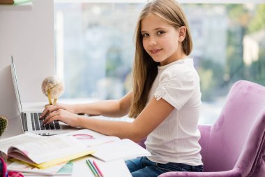 Okul kız iyi bir duruş masada oturup