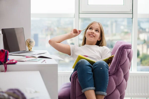 Soñando bonita chica de la escuela con libro y lápiz — Foto de Stock