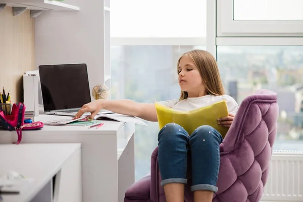 Chica sentarse en la silla y tomar cuaderno de estudio — Foto de Stock