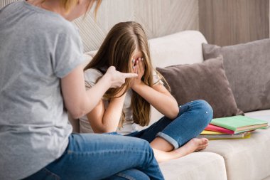 Anne ev ödevi için okul ağlayan kızı azarladı