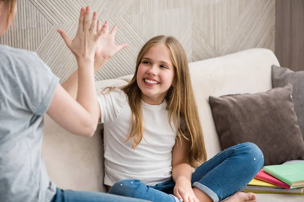 Linda chica y su madre están dando cinco — Foto de Stock