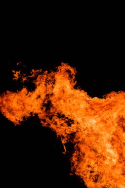 Gece gökyüzüne karşı alev dilleri