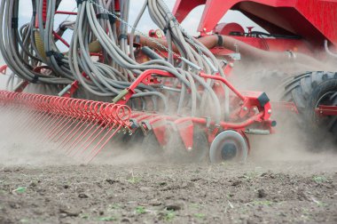 Tedder tarlada tozu dumana katıyor.