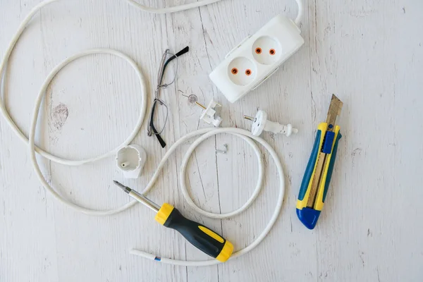 Reparación de cable de extensión eléctrica con herramientas — Foto de Stock