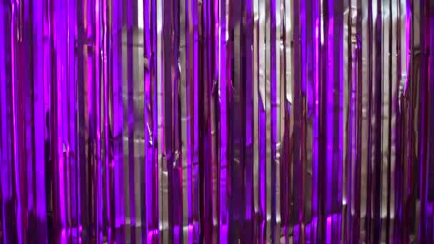 Zilveren franje achtergrond in paars glam licht — Stockvideo