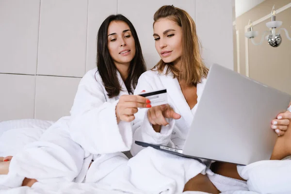 Dwie kobiety rano w hotelowym łóżku — Zdjęcie stockowe