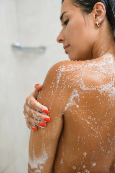 Woman Stay Back Bathroom Wet Skin Wash Body Hair Shower — Stock Photo, Image
