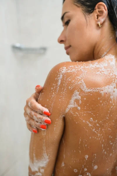 Donna Stare Bagno Con Pelle Bagnata Lavare Corpo Capelli Con — Foto Stock