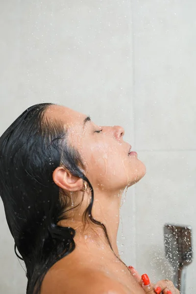 若い女性の半分の顔の肖像画は シャワーを浴び 濡れた肌や目を閉じて髪からシャンプーを削除し 自宅で入浴をお楽しみください クローズアップ — ストック写真