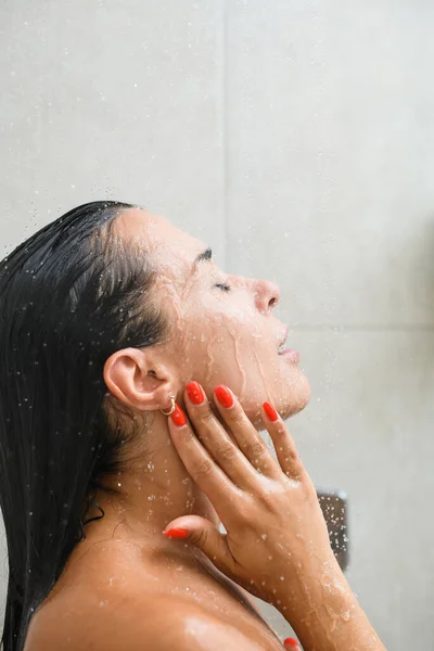 红头发的布鲁内特女孩洗澡 用瓷砖背景洗澡 用凝胶和水擦拭脸 头发和脖子 — 图库照片