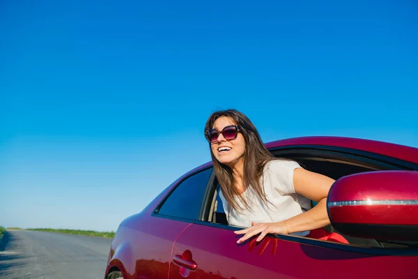 Smiling Young Female Stick Out Vehicle While Travel Wearing Sunglasses — Stock Photo, Image