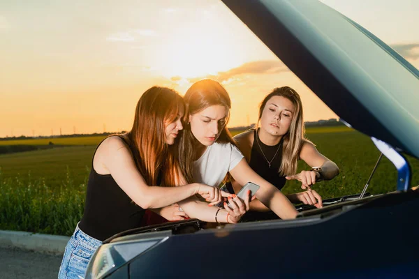 Three Girls Looking Information While Trying Repair Car Engine — Stock Photo, Image