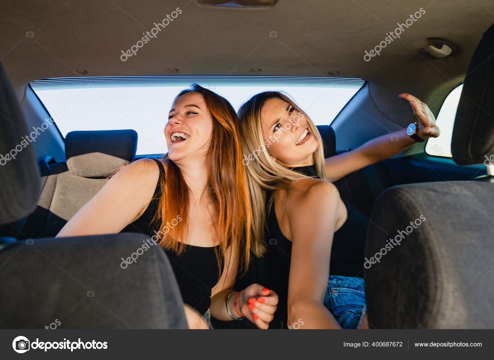 Smilende Kvinnelige Venner Som Har Det Gøy Synger Danser Inne – stockfoto ©  160275 #400687672, image size:1600x1167