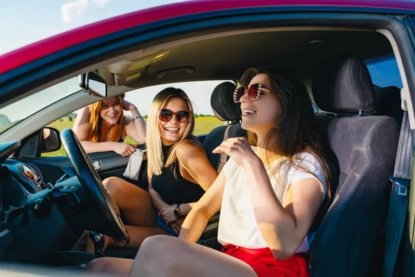 Dos Chicas Atractivas Jóvenes Sientan Salón Coches Charlando Con Tercero —  Fotos de Stock